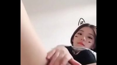Pretty Chinese Girl Masturbates While Live