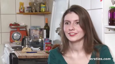M Uuml Nchnerin Ist Zu Besuch In Berlin Und Masturbiert