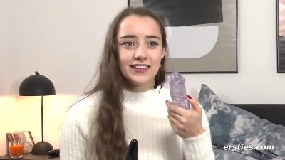 Ersties Medea Verw Ouml Hnt Ihre Beiden L Ouml Cher Mit Einem Kristalldildo