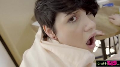Cadey Mercury – امرأة سمراء قصيرة حلاقة مارس الجنس وأفرج عنه على الثدي