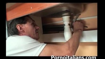 Porno Italians – Ragazza Succhia Cazzone A Idarulico Girl Sucks Dick In Hydraulic Italy Video