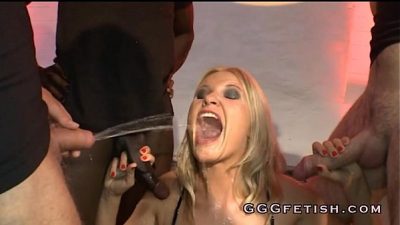 Girls Gives Sucking And Gets Pissing