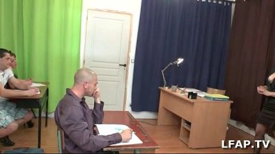 La France A Poil – Brunette Francaise Baisee Par Deux Potes En Salle De Classe French Movie