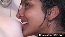 Aussie Lesbian Amateurs Suck Nipples In Bath Indian Video